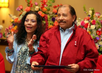 Daniel y Rosario reciben credenciales de Presidente y Vicepresidenta de Nicaragua