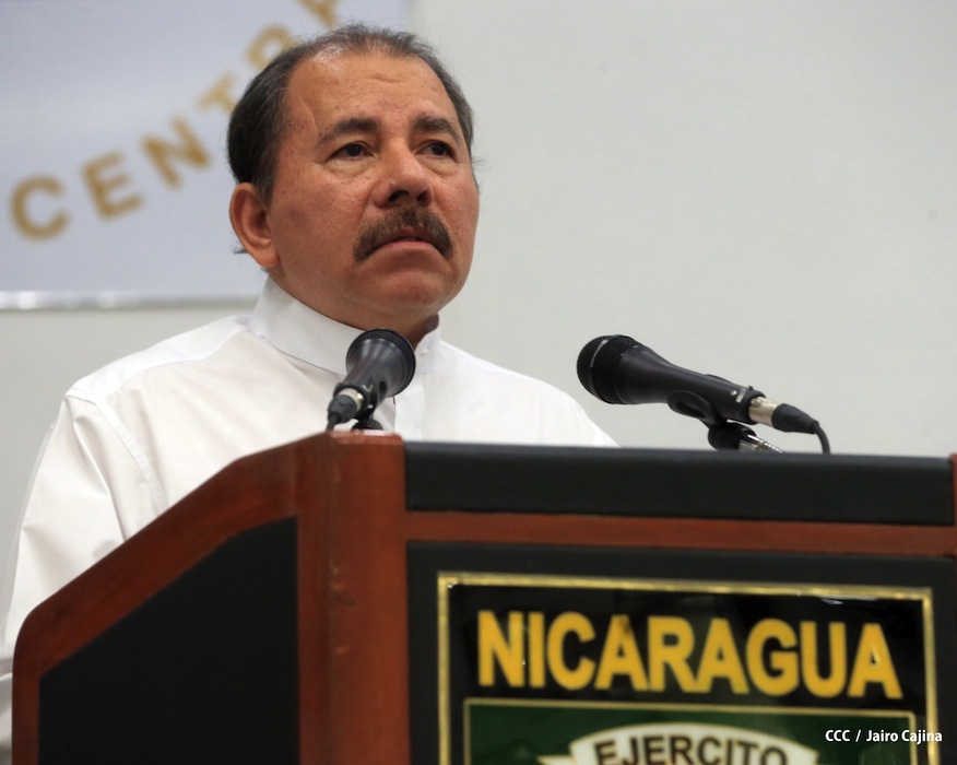 Presidente Daniel recibe Memoria Anual 2012 del Ejército de Nicaragua