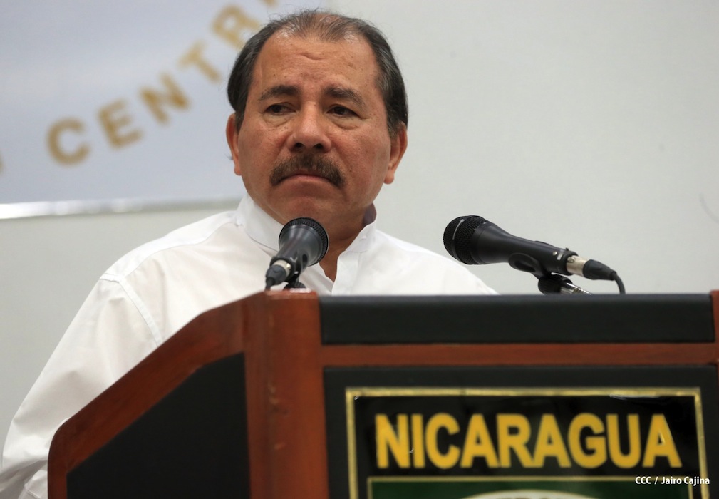 Presidente Daniel recibe Memoria Anual 2012 del Ejército de Nicaragua