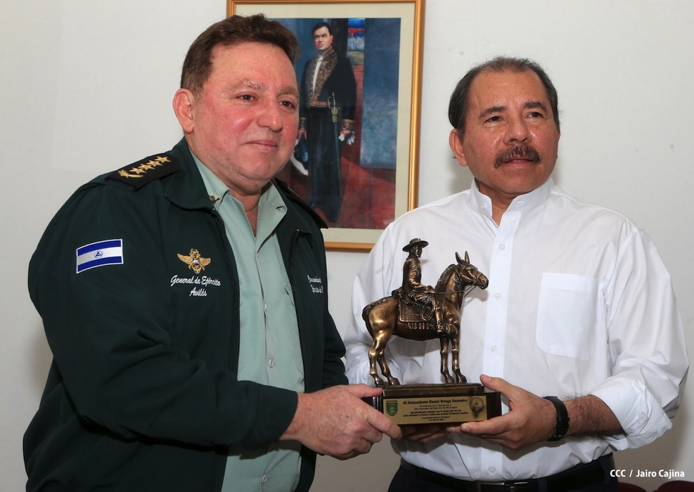 Presidente Daniel recibe Memoria Anual 2012 del Ejército de Nicaragua