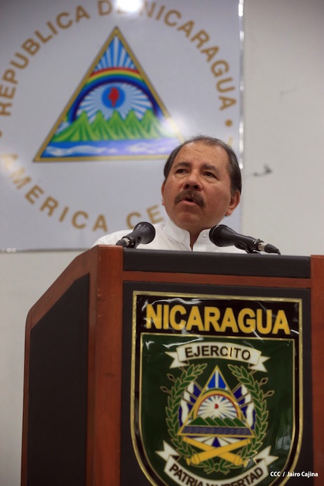 Presidente Daniel recibe Memoria Anual 2012 del Ejército de Nicaragua