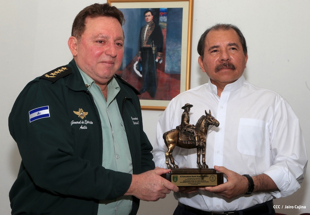 Presidente Daniel recibe Memoria Anual 2012 del Ejército de Nicaragua