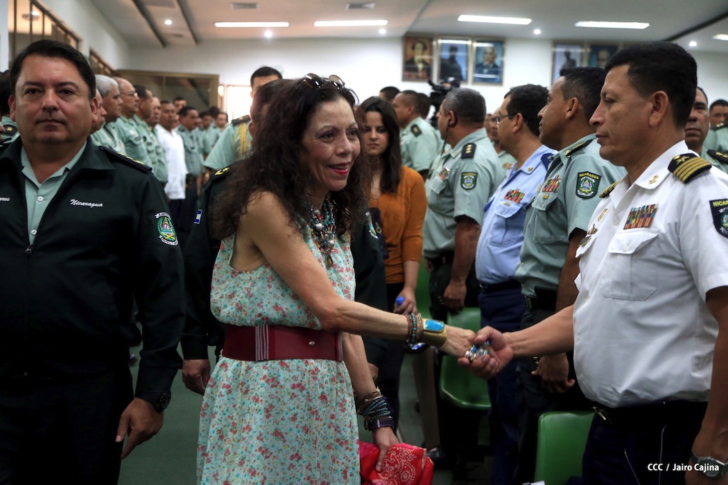 Presidente Daniel recibe Memoria Anual 2012 del Ejército de Nicaragua