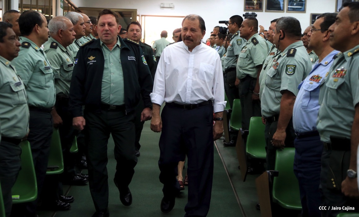 Presidente Daniel recibe Memoria Anual 2012 del Ejército de Nicaragua