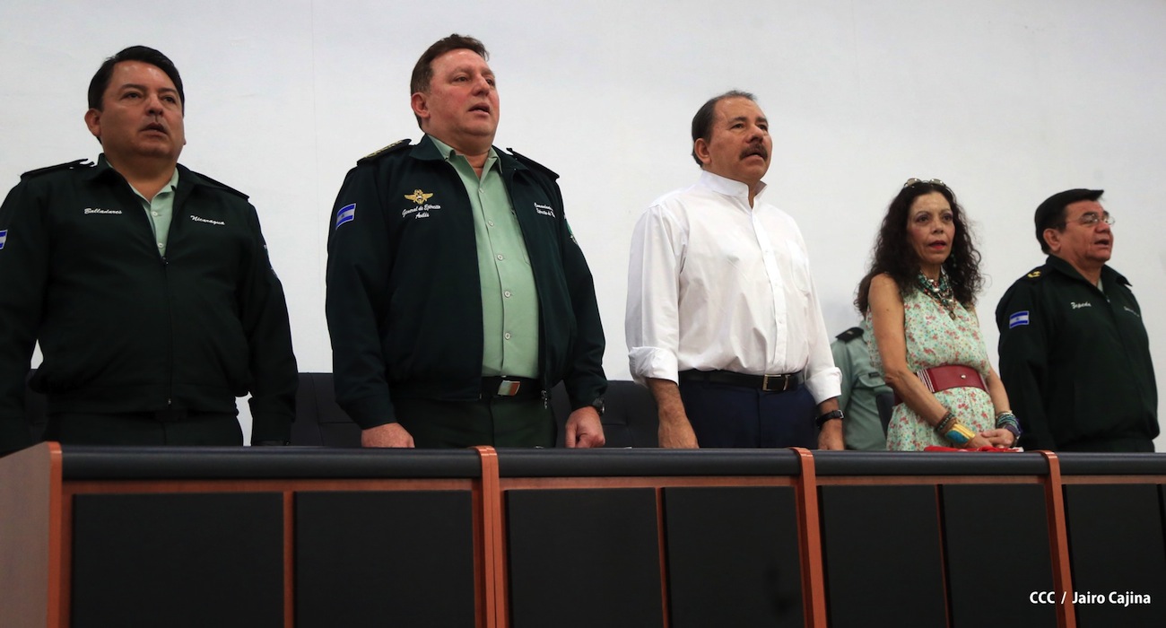 Presidente Daniel recibe Memoria Anual 2012 del Ejército de Nicaragua