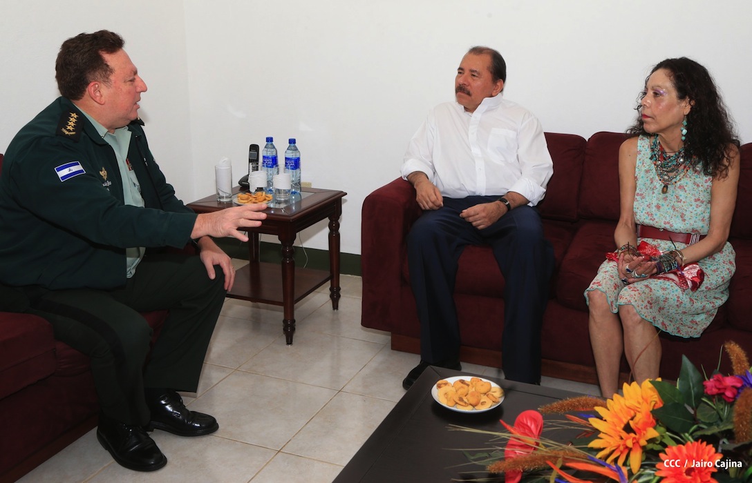 Presidente Daniel recibe Memoria Anual 2012 del Ejército de Nicaragua