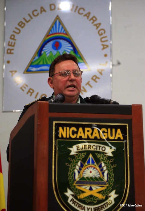 Presidente Daniel recibe Memoria Anual 2012 del Ejército de Nicaragua