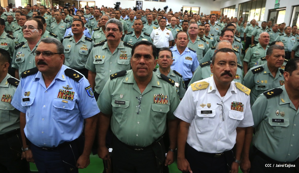 Presidente Daniel recibe Memoria Anual 2012 del Ejército de Nicaragua