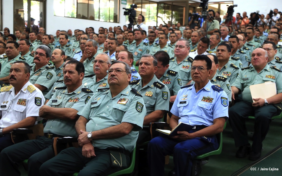 Presidente Daniel recibe Memoria Anual 2012 del Ejército de Nicaragua