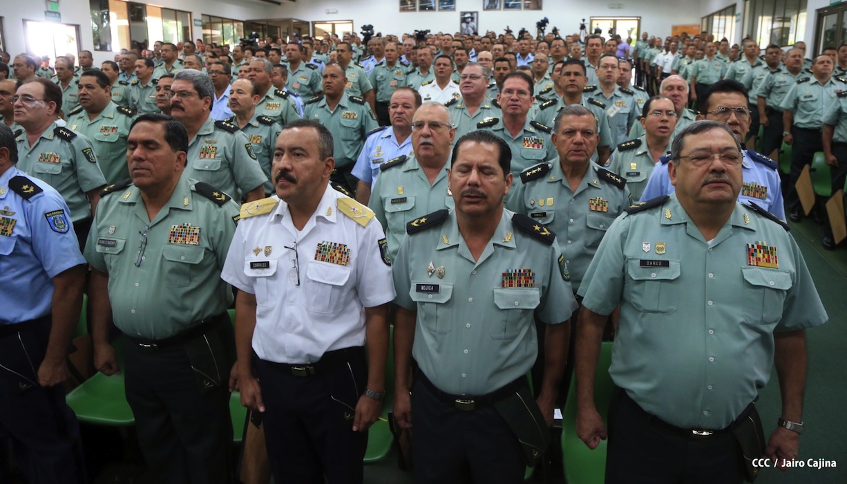Presidente Daniel recibe Memoria Anual 2012 del Ejército de Nicaragua