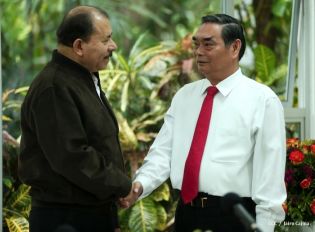 Presidente Daniel recibe a delegación de Vietnam