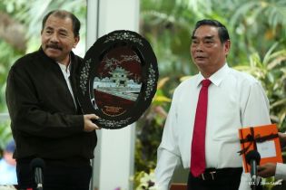 Presidente Daniel recibe a delegación de Vietnam