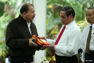 Presidente Daniel recibe a delegación de Vietnam