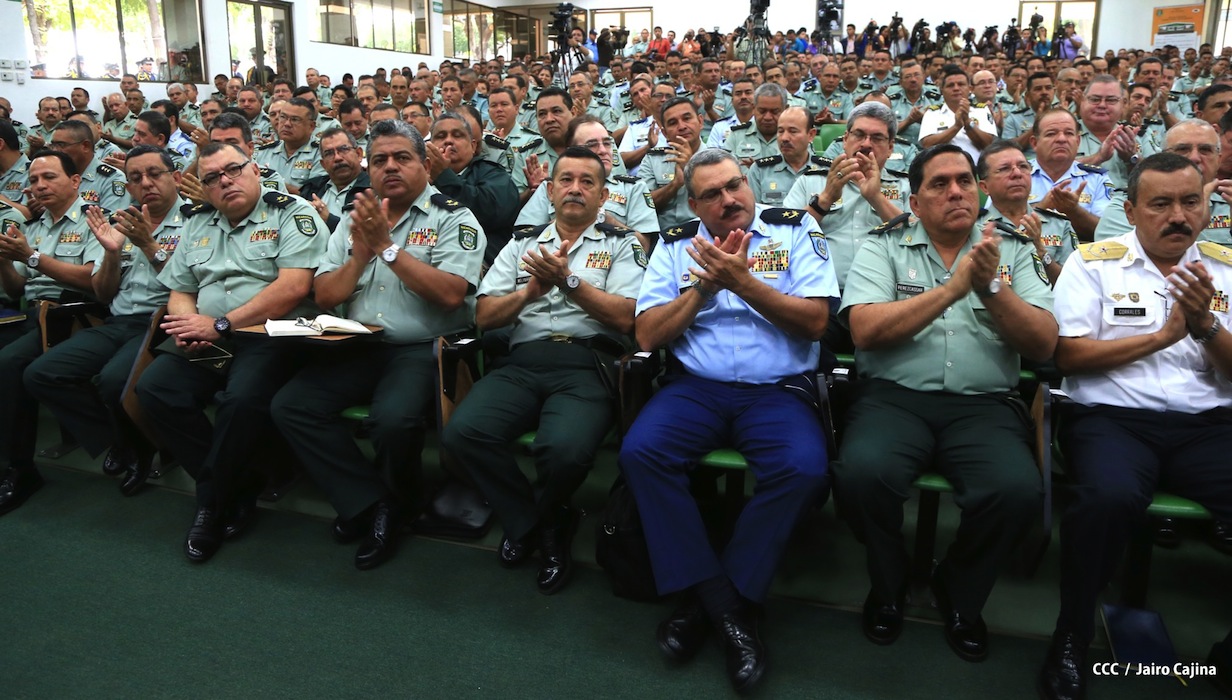 Presidente Daniel recibe Memoria Anual 2012 del Ejército de Nicaragua