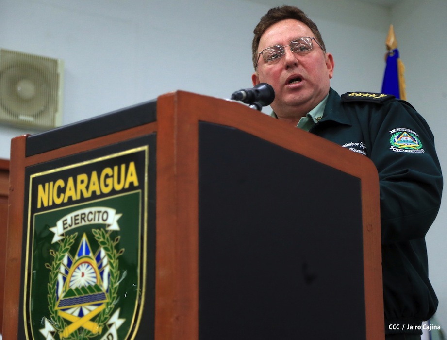 Presidente Daniel recibe Memoria Anual 2012 del Ejército de Nicaragua