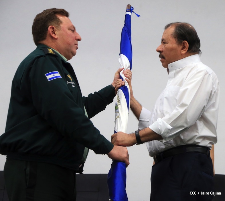 Presidente Daniel recibe Memoria Anual 2012 del Ejército de Nicaragua