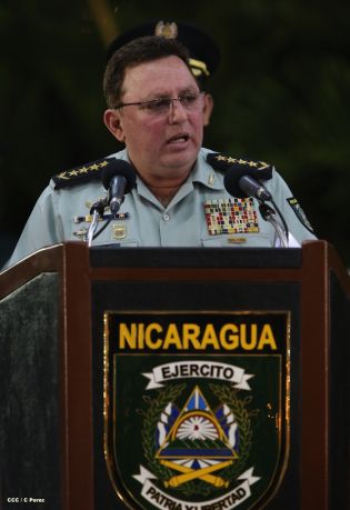 Daniel y Rosario presidente acto 34 Aniversario del Ejército