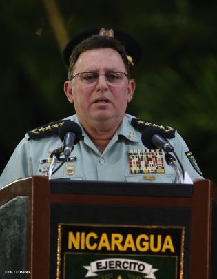 Daniel y Rosario presidente acto 34 Aniversario del Ejército