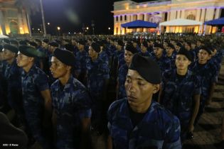 Daniel y Rosario presidente acto 34 Aniversario del Ejército