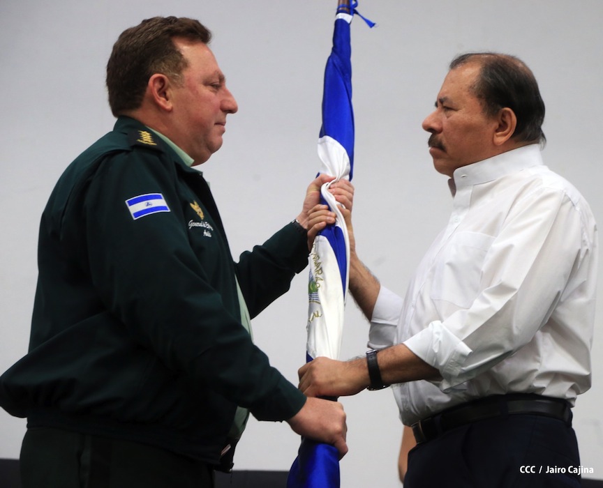 Presidente Daniel recibe Memoria Anual 2012 del Ejército de Nicaragua