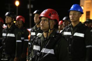 Daniel y Rosario presidente acto 34 Aniversario del Ejército