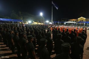 Daniel y Rosario presidente acto 34 Aniversario del Ejército