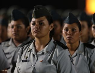 Daniel y Rosario presidente acto 34 Aniversario del Ejército