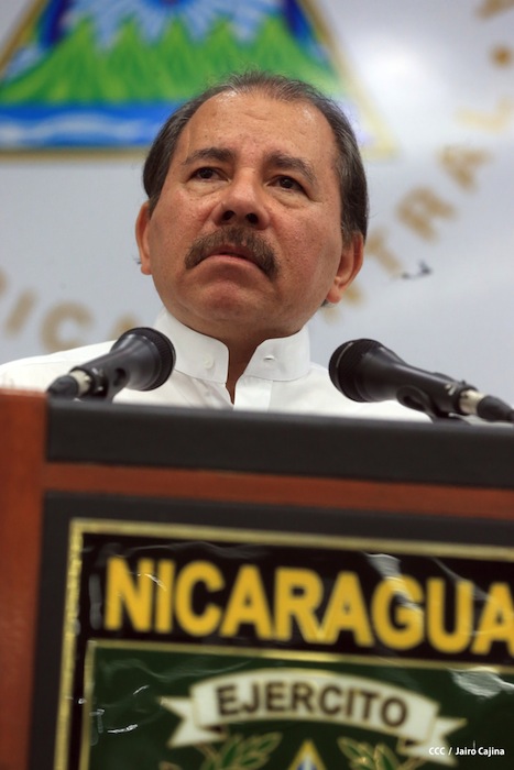 Presidente Daniel recibe Memoria Anual 2012 del Ejército de Nicaragua