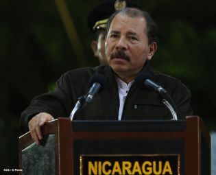 Daniel y Rosario presidente acto 34 Aniversario del Ejército