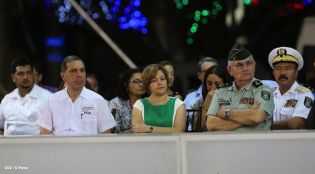 Daniel y Rosario presidente acto 34 Aniversario del Ejército