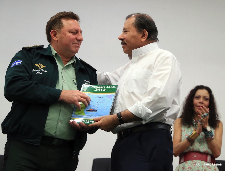 Presidente Daniel recibe Memoria Anual 2012 del Ejército de Nicaragua