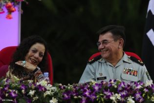 Daniel y Rosario presidente acto 34 Aniversario del Ejército