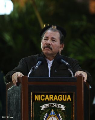 Daniel y Rosario presidente acto 34 Aniversario del Ejército