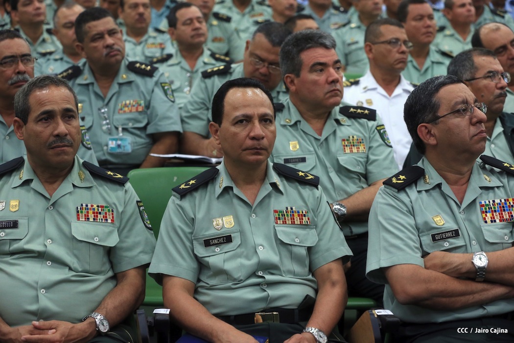 Presidente Daniel recibe Memoria Anual 2012 del Ejército de Nicaragua