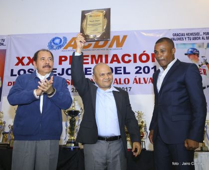 Presidente Daniel participa en premiación de la Crónica Deportiva