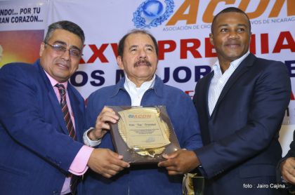Presidente Daniel participa en premiación de la Crónica Deportiva