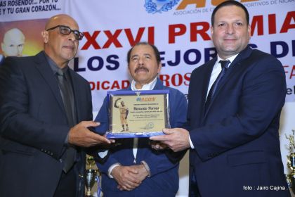 Presidente Daniel participa en premiación de la Crónica Deportiva