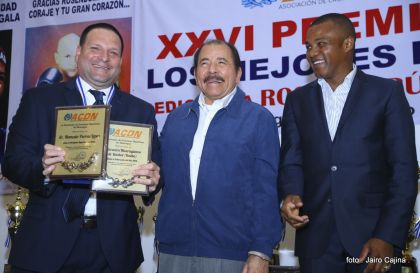 Presidente Daniel participa en premiación de la Crónica Deportiva