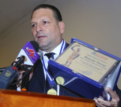 Presidente Daniel participa en premiación de la Crónica Deportiva