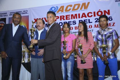 Presidente Daniel participa en premiación de la Crónica Deportiva