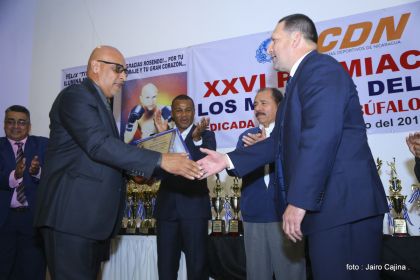 Presidente Daniel participa en premiación de la Crónica Deportiva