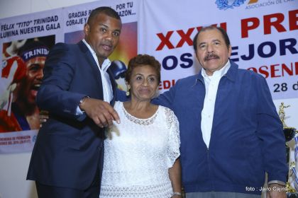 Presidente Daniel participa en premiación de la Crónica Deportiva