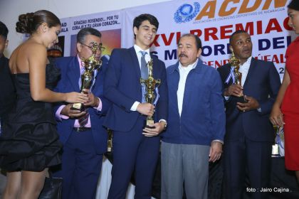 Presidente Daniel participa en premiación de la Crónica Deportiva