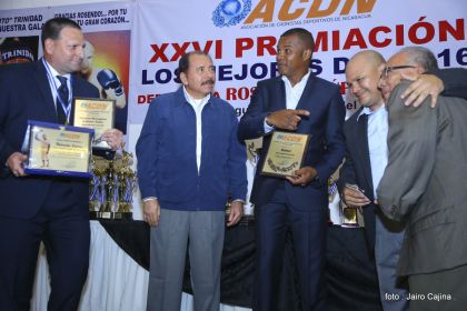 Presidente Daniel participa en premiación de la Crónica Deportiva