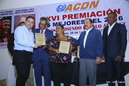 Presidente Daniel participa en premiación de la Crónica Deportiva
