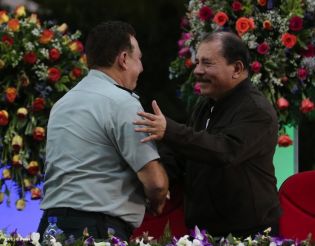 Daniel y Rosario presidente acto 34 Aniversario del Ejército