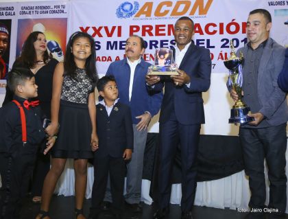 Presidente Daniel participa en premiación de la Crónica Deportiva