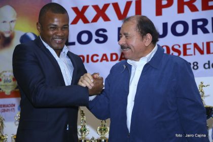 Presidente Daniel participa en premiación de la Crónica Deportiva