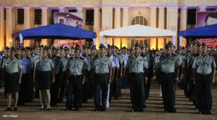 Daniel y Rosario presidente acto 34 Aniversario del Ejército