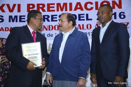 Presidente Daniel participa en premiación de la Crónica Deportiva